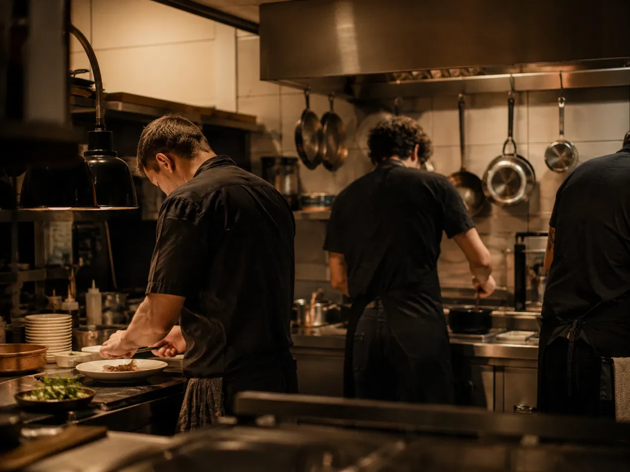 Equipo de cocina trabajando en el pase durante el servicio
